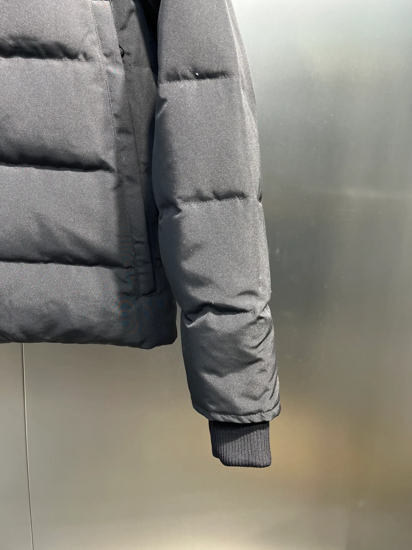 P840 Ganand Goose⭐️Canada Goose men’s new short style is the most popular autumn and winter item on INS in recent years. More and more people are choosing goose down jackets. Fur collar: wolf hair! Canada Goose super 3D technology waterproof fabric treatment, perfect wind resistance, cold resistance, and high temperature resistance! Built-in plush heat storage to keep warm, heats up quickly and warms up quickly! Personalized design, exquisite workmanship, smooth to the touch and comfortable on the skin. Double-layer windproof cuffs, windproof and frostproof! The pocket design is beautiful and practical. The Canada Goose down jacket has been the most popular thermal suit in the world in the past two years. It has far surpassed the down jackets in the Mengkou Kingdom. At the same time, the style is classic and never goes out of style. Don’t be afraid of this cold winter, all you need is a Canada Goose down jacket. Item number: 42 styles Black: lime, black, graphite gray Size: S-3XL